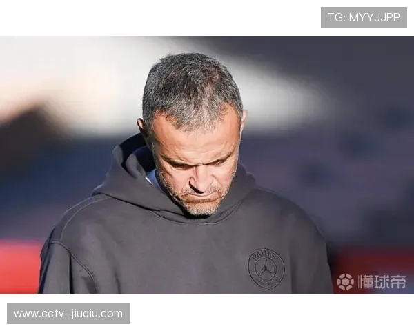 摩纳哥球员卡马拉飞铲巴黎门将舍瓦利耶未染红，引发判罚争议